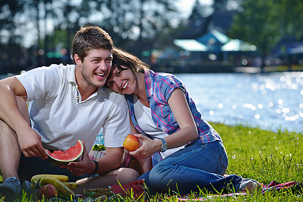 포토 JPG 해외이미지 주간 전신 백인 라이프스타일 커플 공원 여자 남자 행복 휴식 수박 함께함 미소 들기 앉기 성인 야외 두명 앞모습 소풍 기댐 소풍바구니 성인만 해외포토 자연요소 서양인 공공시설 감정 뷰포인트 컨셉 과일 관계 모션 표정 사람 생활 야외활동 바구니 파일형식 이미지허브
