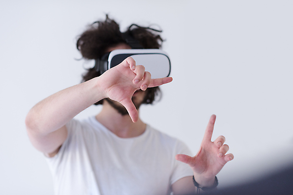 포토 JPG 해외이미지 남자 미래 한명 손짓 상반신 성인 앞모습 흰색 성인남자한명만 VR기기 해외포토 1 뷰포인트 컬러 컨셉 모션 사람 기계 가상현실 남자한명만 성인남자만 파일형식 이미지허브