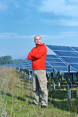 포토 JPG 해외이미지 주간 전신 남자 하늘 한명 성인 야외 옆모습 팔짱 태양에너지 집열판 성인남자한명만 해외포토 자연요소 1 뷰포인트 모션 사람 그린에너지 남자한명만 성인남자만 파일형식 이미지허브