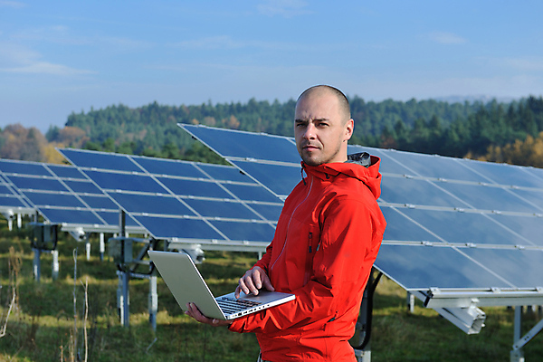 포토 JPG 해외이미지 주간 남자 하늘 한명 들기 상반신 성인 야외 옆모습 노트북 태양에너지 집열판 성인남자한명만 해외포토 자연요소 1 뷰포인트 모션 사람 전자제품 그린에너지 남자한명만 성인남자만 파일형식 이미지허브