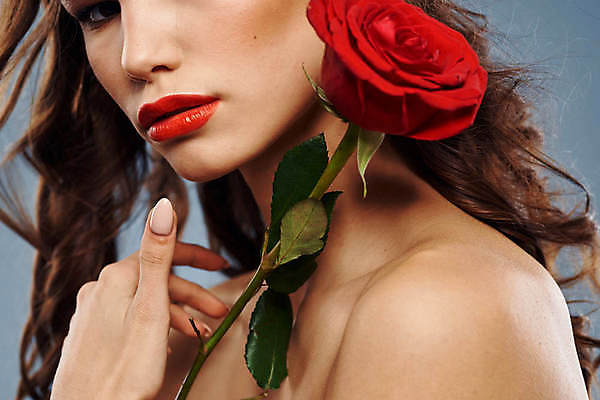 포토 JPG 해외이미지 백인 응시 여자 포즈 한명 들기 상반신 성인 옆모습 화장 뷰티 장미 성인여자한명만 해외포토 서양인 1 시선 꽃 뷰포인트 모션 사람 여자한명만 성인여자만 파일형식 이미지허브