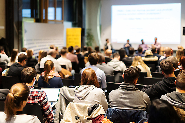 포토 JPG 해외이미지 여자 남자 실내 앉기 여러명 상반신 성인 뒷모습 아웃포커스 듣기 군중 강의 강당 세미나 성인만 해외포토 뷰포인트 다수 모션 촬영기법 사람 내부 파일형식 이미지허브
