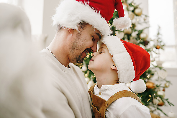 포토 JPG 해외이미지 남자 행복 아들 어린이 크리스마스 산타모자 가족 함께함 실내 사랑 소년 상반신 성인 두명 옆모습 아웃포커스 크리스마스트리 마주보기 눈감음 축하 아빠 소프트포커스 남자만 얼굴맞대기 해외포토 모자_잡화 기념일 감정 뷰포인트 컨셉 관계 모션 촬영기법 사람 내부 파일형식 이미지허브