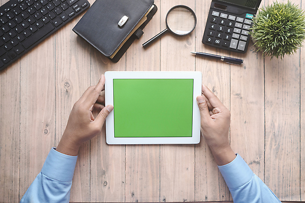 포토 JPG 해외이미지 손 직장 사람없음 금융 노트북 태블릿 사무실 디지털 스크린 공백 책상 머리위 플랫레이 카피스페이스 해외포토 가구 회사 비즈니스 신체부위 경제 전자제품 스마트기기 플랫 파일형식 이미지허브