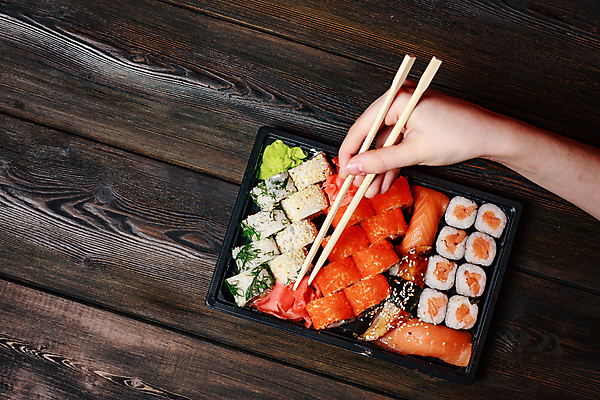 포토 JPG 해외이미지 손 젓가락 들기 신체부위 하이앵글 롤스시 젓가락질 일본음식 해외포토 음식 뷰포인트 모션 수저 사람 손짓 초밥 파일형식 이미지허브