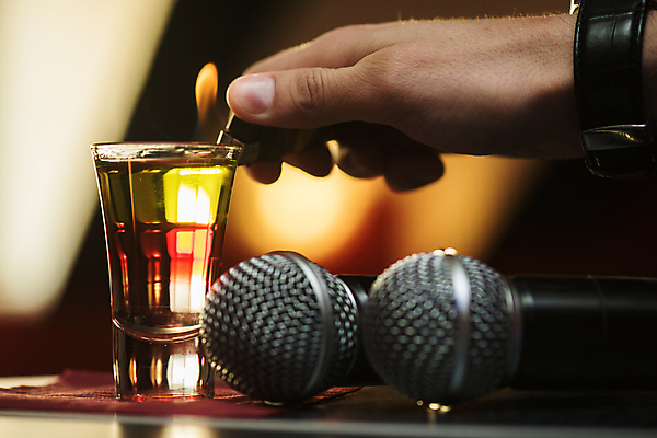 포토 JPG 해외이미지 손 실내 들기 아웃포커스 신체부위 칵테일 손목시계 마이크 칵테일잔 라이터 점화 해외포토 시계 음향기기 술잔 장신구 모션 주류 촬영기법 사람 내부 파일형식 이미지허브