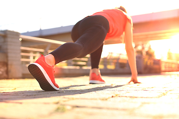 포토 JPG 해외이미지 백인 라이프스타일 여자 스포츠 청소년 건강 한명 사람 야외 뒷모습 운동복 달리기 조깅 운동 경쟁 경기장 무릎꿇기 속도 준비 위치 노력 대회 여자한명만 자극 해외포토 서양인 1 옷 뷰포인트 컨셉 스포츠시설 모션 생활 여자만 파일형식 이미지허브