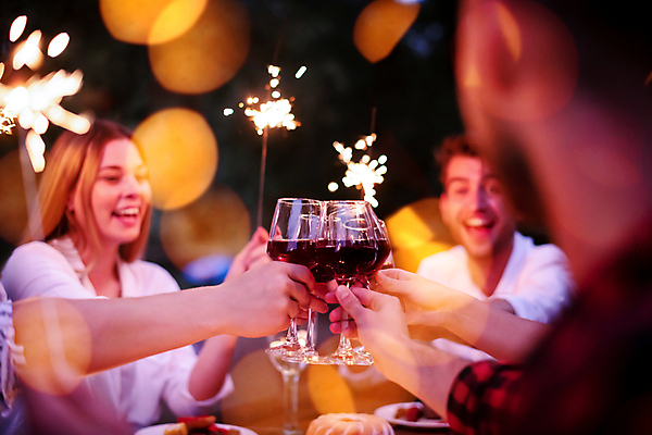 포토 JPG 해외이미지 라이프스타일 손 여자 남자 행복 와인잔 휴가 함께함 들기 상반신 성인 야외 앞모습 신체부위 세명 파티 와인 저녁식사 우정 저녁 소프트포커스 건배 성인만 스파클라 해외포토 감정 뷰포인트 컨셉 술잔 모션 주류 폭죽 촬영기법 사람 이벤트 생활 친구 식사 야간 파일형식 이미지허브