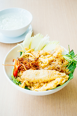 포토 JPG 해외이미지 전통 라이프스타일 접시 음식 채소 태국 밥 건강 돼지고기 요리 동양인 사람없음 물 얼음 추위 튀김 흰색 사발 시원함 허브 스타일 해외포토 자연요소 식물 식기 아시아 컬러 육류 인종 생활 사기그릇 파일형식 이미지허브