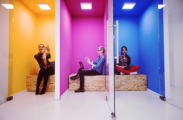 포토 JPG 해외이미지 전신 여자 벽 들기 앉기 성인 세명 노트북 스마트폰 태블릿 사무실 업무 비즈니스우먼 셀프카메라 성인여자만 해외포토 비즈니스 모션 사람 전자제품 핸드폰 스마트기기 사진촬영 작업 직장인 여자만 성인만 파일형식 이미지허브