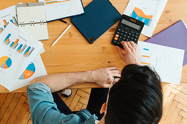 포토 JPG 해외이미지 백인 라이프스타일 남자 종이 돈 비즈니스 탁자 아파트 주택 실내 한명 사람 앉기 성인 금융 경제 노트북 컴퓨터 방 계산기 작업 비즈니스맨 계산 투자 바쁨 회계 계산서 대출 빚 경영 세금 수입 예산 카운트 프리랜서 해외포토 서양인 직업 1 가구 모션 문구용품 내부 건물 생활 전자제품 장비 직장인 재산 파일형식 이미지허브