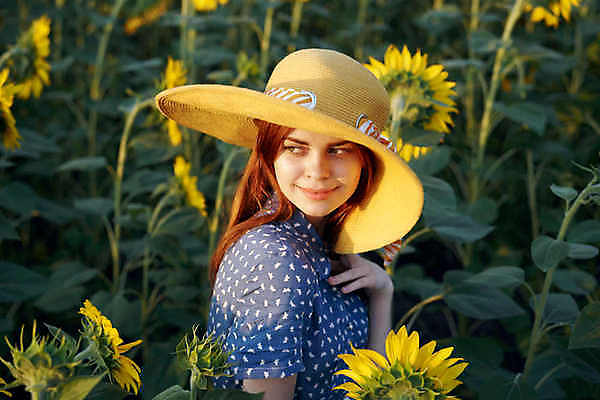 포토 JPG 해외이미지 응시 여자 꽃밭 해바라기 한명 상반신 성인 야외 옆모습 일몰 밀짚모자 성인여자한명만 해외포토 모자_잡화 1 시선 꽃 뷰포인트 사람 노을 여자한명만 성인여자만 파일형식 이미지허브