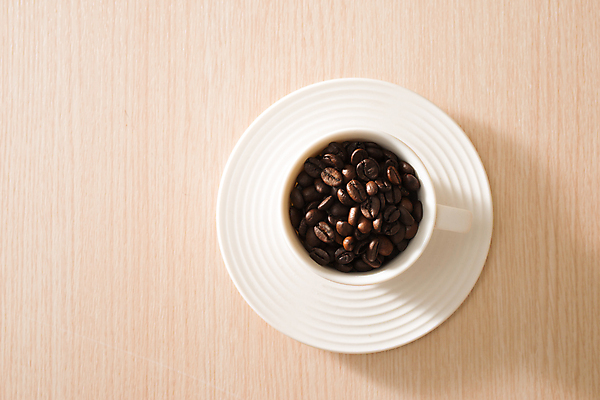 포토 JPG 해외이미지 티타임 실내 사람없음 하이앵글 원두 커피잔 담기 나무배경 해외포토 커피 뷰포인트 백그라운드 모션 휴식 잔 내부 파일형식 이미지허브