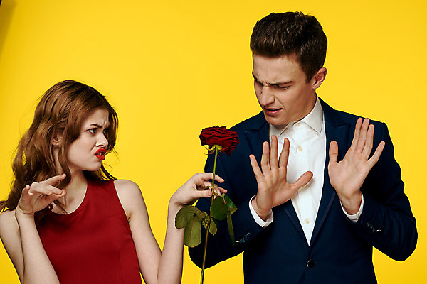 포토 JPG 해외이미지 백인 커플 여자 남자 포옹 들기 상반신 성인 두명 장미 낭만 우아함 성인만 해외포토 서양인 꽃 컨셉 관계 안기 모션 사람 파일형식 이미지허브