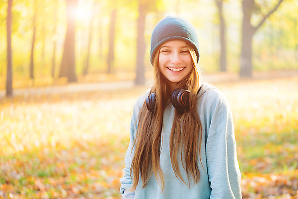 포토 JPG 해외이미지 주간 여자 단풍 낙엽 청소년 한명 웃음 상반신 야외 앞모습 10대 십대여자한명만 해외포토 자연요소 1 뷰포인트 잎 표정 사람 여자한명만 십대여자만 파일형식 이미지허브