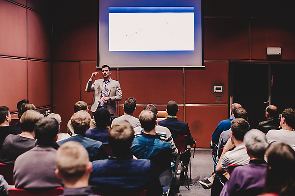 포토 JPG 해외이미지 여자 남자 실내 말하기 여러명 상반신 성인 앞모습 뒷모습 듣기 비즈니스맨 군중 강의 강당 롤스크린 세미나 성인만 해외포토 뷰포인트 다수 비즈니스 모션 사람 내부 스크린 직장인 파일형식 이미지허브