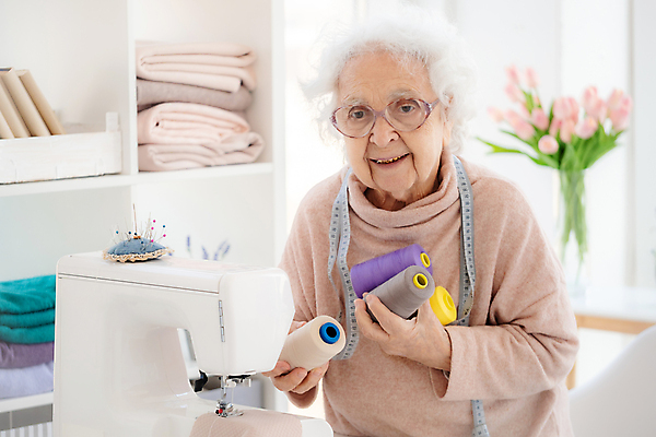 포토 JPG 해외이미지 직업 옷 여자 노년 행복 할머니 생각 엄마 실내 사랑 한명 사람 성인 귀여움 침묵 육아 업무 작업실 바느질 땀 세대 명예 재단 돌봄 옛날 조부모 헬프 존경 해외포토 1 감정 컨셉 가족 모션 내부 소리 작업 도움 파일형식 이미지허브