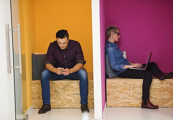 포토 JPG 해외이미지 전신 여자 남자 벽 들기 앉기 성인 두명 노트북 스마트폰 태블릿 사무실 타이핑 업무 비즈니스맨 비즈니스우먼 성인만 해외포토 비즈니스 모션 사람 전자제품 핸드폰 스마트기기 작업 직장인 파일형식 이미지허브