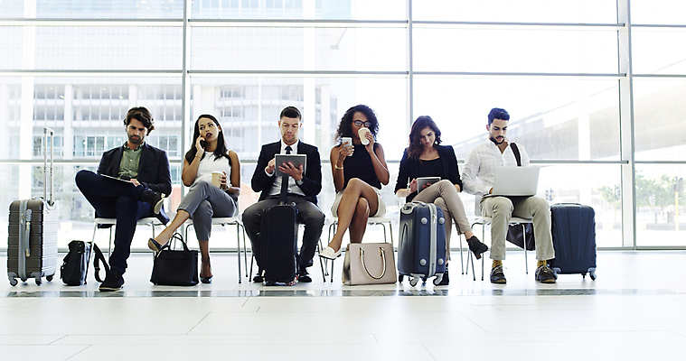 포토 JPG 해외이미지 전신 여자 남자 실내 앉기 여러명 성인 앞모습 마시기 다리꼬기 비즈니스맨 비즈니스우먼 공항 창가 통화 성인만 해외포토 뷰포인트 다수 비즈니스 창문 교통시설 모션 사람 내부 직장인 파일형식 이미지허브