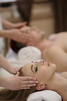 포토 JPG 해외이미지 손 커플 여자 남자 실내 상반신 성인 두명 옆모습 아웃포커스 신체부위 눕기 눈감음 스파 마사지 누름 테라피 성인만 해외포토 뷰포인트 관계 모션 촬영기법 사람 내부 뷰티 파일형식 이미지허브