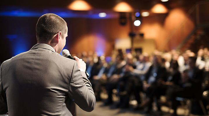 포토 JPG 해외이미지 남자 실내 한명 들기 상반신 성인 뒷모습 아웃포커스 비즈니스맨 강의 강당 마이크 세미나 성인남자한명만 해외포토 1 뷰포인트 음향기기 비즈니스 모션 촬영기법 사람 내부 직장인 남자한명만 성인남자만 파일형식 이미지허브