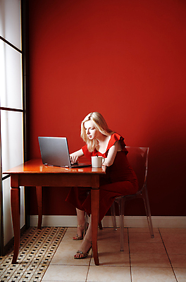 포토 JPG 해외이미지 전신 백인 직업 학생 라이프스타일 여자 교육 생각 인터넷 비즈니스 사업가 통신 청소년 실내 한명 사람 앉기 20대 빨간색 세로 노트북 금발 사무실 유행 식당 글로벌비즈니스 카페 머그컵 작업 비즈니스우먼 무선전화기 책상 미녀 심플 온라인쇼핑 예복 전자상거래 심각 프리랜서 스타일 해외포토 서양인 1 헤어스타일 옷 컬러 가구 컨셉 모션 청년 내부 생활 컵 전자제품 쇼핑 글로벌 상점 직장인 전화기 미인 온라인 파일형식 이미지허브