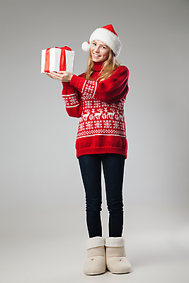 포토 JPG 해외이미지 백인 모델 모자 1 손 계절 여자 행복 리본 종이 얼굴 백그라운드 크리스마스 겨울 휴가 새로움 선물 한명 미소 사람 성인 빨간색 쇼핑 상자 뷰티 산타클로스 세일 놀람 흰색 축하 표현 연도 스웨터 고립 해외포토 서양인 잡화 기념일 감정 컬러 컨셉 상의 표정 신체부위 파일형식 이미지허브