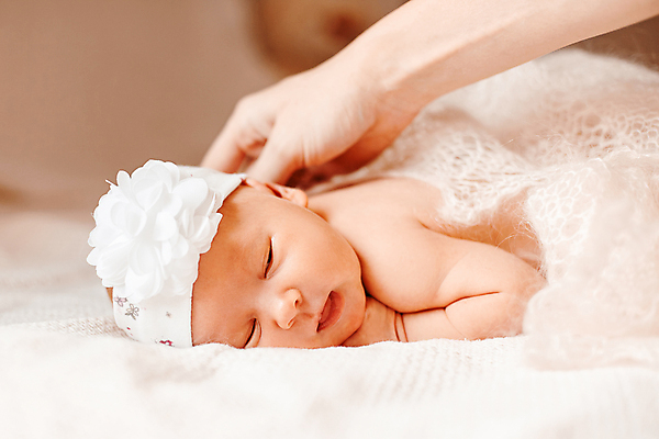 포토 JPG 해외이미지 손 여자 실내 한명 상반신 옆모습 아웃포커스 신체부위 눕기 아기 머리띠 여자아기한명만 쓰다듬기 해외포토 1 뷰포인트 장신구 모션 촬영기법 사람 내부 여자한명만 여자아기만 파일형식 이미지허브