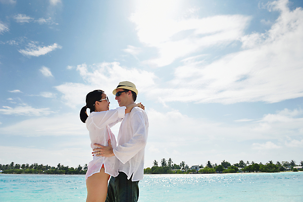 포토 JPG 해외이미지 주간 라이프스타일 커플 여자 남자 데이트 안기 휴식 사랑 상반신 성인 해변 야외 두명 옆모습 여름 태양 마주보기 맑음 성인만 해외포토 자연요소 계절 감정 바다 뷰포인트 컨셉 관계 모션 날씨 사람 생활 파일형식 이미지허브