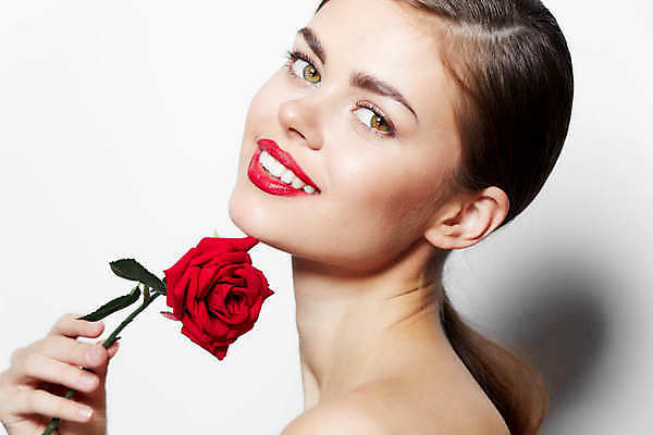 포토 JPG 해외이미지 백인 여자 포즈 한명 들기 상반신 성인 옆모습 화장 뷰티 장미 성인여자한명만 해외포토 서양인 1 꽃 뷰포인트 모션 사람 여자한명만 성인여자만 파일형식 이미지허브