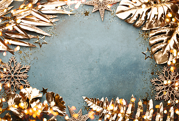 포토 JPG 해외이미지 별 잎 크리스마스장식 겨울 프레임 눈꽃 실내 사람없음 하이앵글 금색 눈송이 오브젝트 파란배경 빛망울 눈꽃무늬 별모형 카피스페이스 해외포토 자연요소 식물 계절 뷰포인트 컬러 백그라운드 크리스마스 무늬 눈_날씨 내부 파란색 빛 모형 공백 파일형식 이미지허브