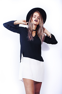 포토 JPG 해외이미지 모델 모자 학생 라이프스타일 여자 행복 얼굴 포즈 백그라운드 생각 갈색머리 한명 미소 사람 뷰티 유행 우주 검은색 공백 꿈 낭만 흰색 시원함 진짜 스타일 힙스터 해외포토 1 헤어스타일 잡화 패션 감정 컬러 컨셉 표정 생활 신체부위 파일형식 이미지허브