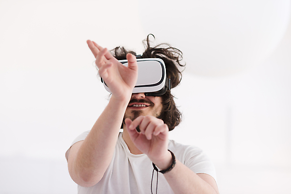 포토 JPG 해외이미지 남자 미래 한명 손짓 상반신 성인 앞모습 흰색 성인남자한명만 VR기기 해외포토 1 뷰포인트 컬러 컨셉 모션 사람 기계 가상현실 남자한명만 성인남자만 파일형식 이미지허브