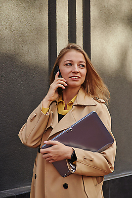 포토 JPG 해외이미지 백인 라이프스타일 긴머리 옷 계절 여자 행복 통신 거리 한명 성인 야외 노트북 스마트폰 핸드폰 금발 태양 뷰티 유행 맑음 외침 봄 코트 도시 부름 의사소통 스타일 해외포토 자연요소 서양인 1 헤어스타일 감정 모션 날씨 사람 생활 전자제품 스마트기기 소리 외투 파일형식 이미지허브