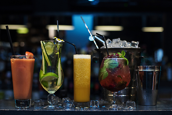 포토 JPG 해외이미지 실내 종류 빨대 사람없음 아웃포커스 얼음 다양 칵테일 칵테일잔 칵테일바 쉐이커 얼음통 칵테일쉐이크 해외포토 자연요소 다수 술잔 주류 촬영기법 내부 선술집 쉐이크 파일형식 이미지허브