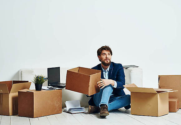 포토 JPG 해외이미지 전신 백인 남자 실내 한명 들기 앉기 성인 앞모습 상자 소파 비즈니스맨 이사 이삿짐 짐싸기 성인남자한명만 해외포토 서양인 1 뷰포인트 의자 비즈니스 모션 사람 내부 직장인 남자한명만 성인남자만 파일형식 이미지허브