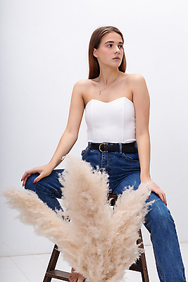 포토 JPG 해외이미지 식물 백인 긴머리 여자 꽃다발 사다리 건조 한명 사람 앉기 장식 파란색 유행 환경 흰색 청바지 우아함 에코 친환경 생태계 솜털 내추럴 코르셋 스타일 해외포토 서양인 1 헤어스타일 꽃 컬러 컨셉 바지 모션 도구 파일형식 이미지허브