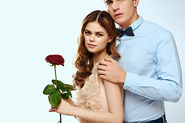 포토 JPG 해외이미지 백인 커플 여자 남자 포옹 들기 상반신 성인 두명 장미 낭만 우아함 성인만 해외포토 서양인 꽃 컨셉 관계 안기 모션 사람 파일형식 이미지허브