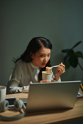 포토 JPG 해외이미지 응시 여자 실내 한명 들기 동양인 상반신 성인 앞모습 옆모습 노트북 식사 업무 먹기 야근 컵라면 성인여자한명만 해외포토 1 시선 뷰포인트 비즈니스 모션 사람 인종 내부 전자제품 라면 작업 여자한명만 성인여자만 파일형식 이미지허브