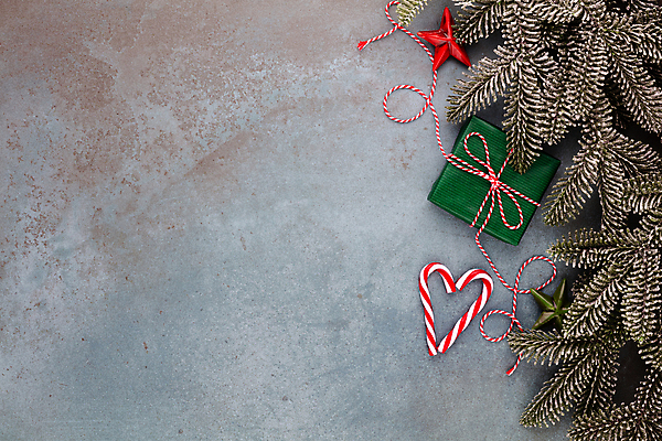 포토 JPG 해외이미지 별 잎 크리스마스장식 크리스마스 겨울 회색배경 실내 사람없음 선물상자 하이앵글 끈 오브젝트 별모형 지팡이사탕 카피스페이스 해외포토 자연요소 식물 계절 기념일 뷰포인트 백그라운드 사탕 선물 내부 상자 모형 공백 회색 파일형식 이미지허브