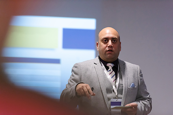 포토 JPG 해외이미지 남자 실내 말하기 한명 들기 상반신 성인 앞모습 비즈니스맨 소프트포커스 강의 강당 세미나 성인남자한명만 해외포토 1 뷰포인트 비즈니스 모션 촬영기법 사람 내부 직장인 남자한명만 성인남자만 파일형식 이미지허브