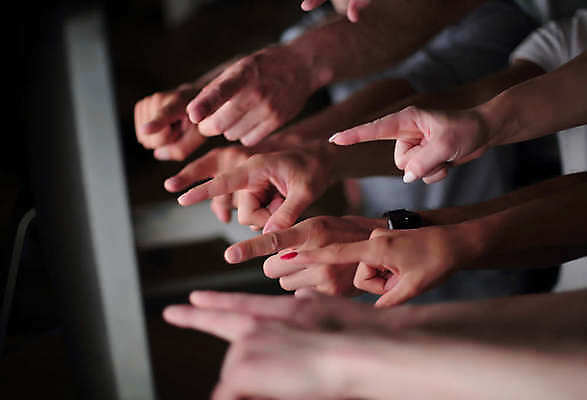 포토 JPG 해외이미지 손 신체부위 빛 모니터 가리킴 소프트포커스 해외포토 촬영기법 사람 손짓 컴퓨터 파일형식 이미지허브