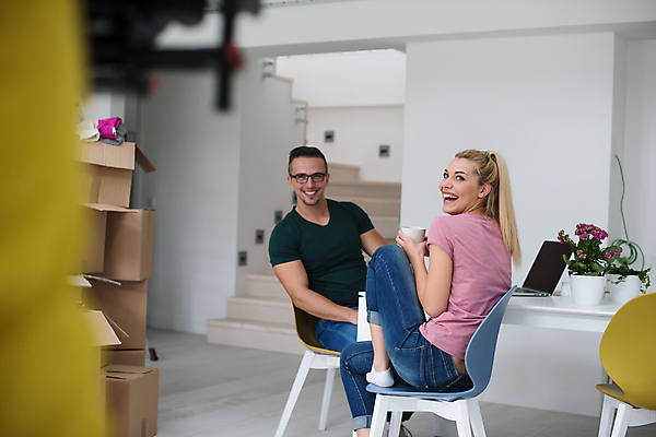 포토 JPG 해외이미지 전신 여자 남자 꽃 행복 화분 의자 앉기 성인 두명 옆모습 노트북 상자 계단 준비 이삿짐 성인만 해외포토 식물 감정 뷰포인트 가구 모션 사람 전자제품 이사 파일형식 이미지허브