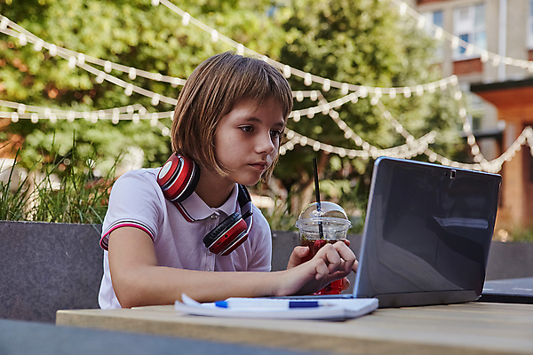 포토 JPG 해외이미지 백인 학생 라이프스타일 여학생 여자 교육 음료 어린이 인터넷 통신 학교 한명 앉기 야외 컵 노트북 스터디 컴퓨터 디지털 스크린 헤드폰 웹 카페 타이핑 도시 칵테일 네트워크 서핑 레모네이드 온라인 타입 의사소통 해외포토 서양인 1 식기 음향기기 모션 주류 사람 생활 전자제품 학습 상점 수상스포츠 에이드 파일형식 이미지허브