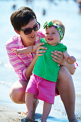 포토 JPG 해외이미지 주간 전신 여자 행복 어린이 모녀 서기 성인 해변 야외 두명 앞모습 여름휴가 바캉스 선글라스 잡기 웅크림 여자만 해외포토 자연요소 딸 감정 안경 바다 뷰포인트 가족 모션 엄마 휴가 사람 파일형식 여름_계절 이미지허브