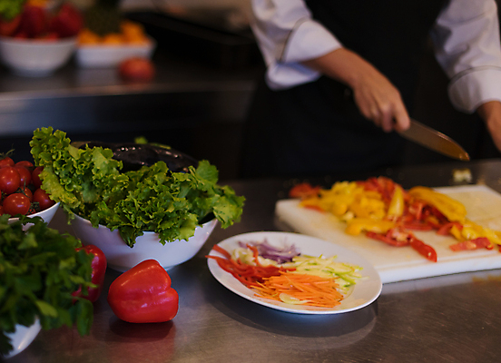 포토 JPG 해외이미지 그릇 채소 파프리카 도마 실내 요리 한명 성인 주방 재료손질 준비 요리중 채썰기 성인한명만 해외포토 1 식기 모션 주방용품 사람 내부 자르기 손질 성인만 파일형식 이미지허브