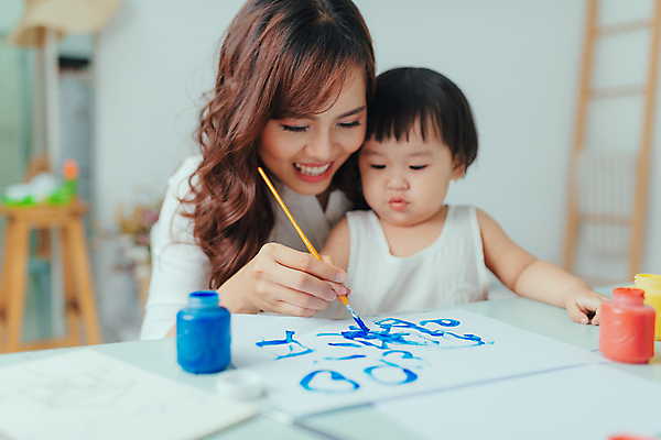 포토 JPG 해외이미지 여자 딸 종이 어린이 엄마 함께함 들기 상반신 성인 두명 앞모습 아웃포커스 물감 붓 그리기 그림 여자만 해외포토 뷰포인트 컨셉 가족 모션 촬영기법 사람 미술도구 파일형식 이미지허브