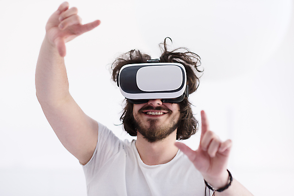 포토 JPG 해외이미지 남자 미래 한명 손짓 상반신 성인 앞모습 흰색 성인남자한명만 VR기기 해외포토 1 뷰포인트 컬러 컨셉 모션 사람 기계 가상현실 남자한명만 성인남자만 파일형식 이미지허브