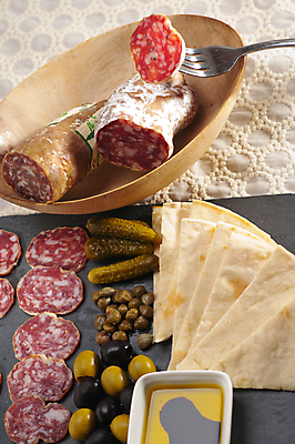 포토 JPG 해외이미지 실내 사람없음 안주 올리브 피클 나무그릇 살라미 피타 와인플래터 해외포토 그릇 열매 빵 내부 목재 절임 파일형식 이미지허브