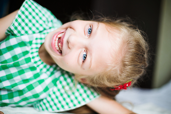 포토 JPG 해외이미지 백인 라이프스타일 행복 감정 어린이 컨셉 가족 상상 놀이 주택 아이디어 건강 선물 한명 서기 미소 야외 빛 축하 자신감 언니 챔피언 해외포토 서양인 1 관계 모션 표정 사람 건물 생활 자매 파일형식 이미지허브